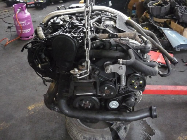 PEUGEOT 407 2.7 HDI двигатель в сборе поврежденный