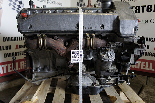 Двигатель вид с боку Mercedes M 119.980