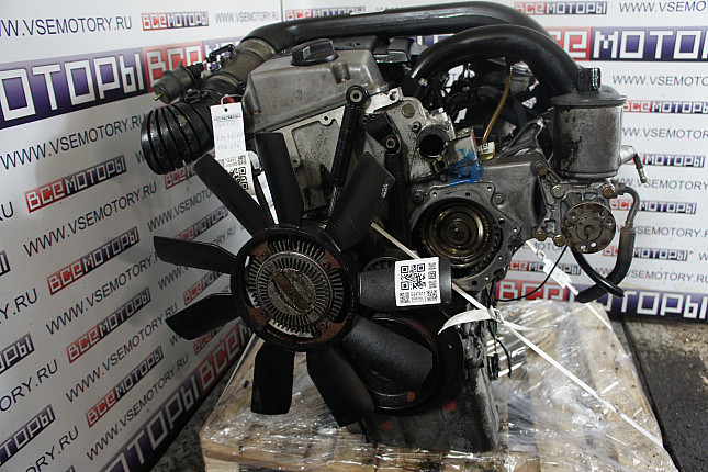 Двигатель вид с боку MERCEDES-BENZ OM 604.910