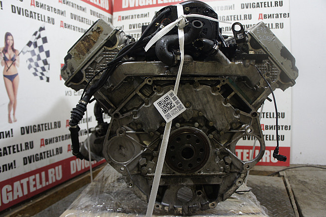Двигатель вид с боку BMW M60 B30