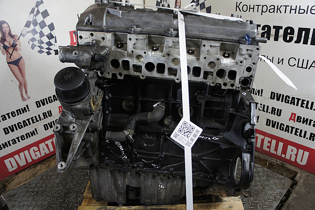 Двигатель вид с боку Mercedes OM 611.981