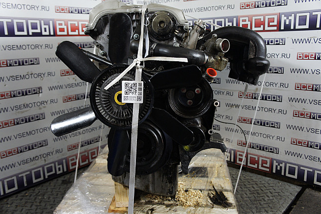Двигатель вид с боку MERCEDES-BENZ M 104.995