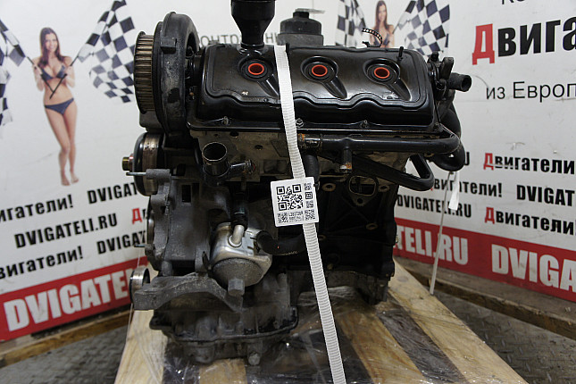 Двигатель вид с боку Audi AKN