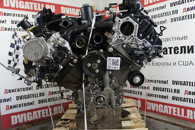 Двигатель вид с боку Land Rover 448DT