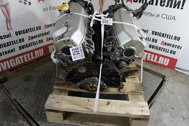 Двигатель вид с боку Chrysler 6g72