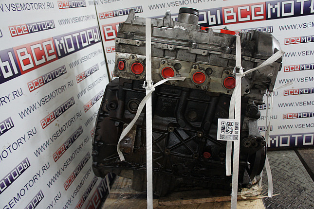 Двигатель вид с боку MERCEDES-BENZ OM 611.981