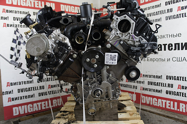 Двигатель вид с боку Land Rover 448DT