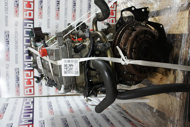 Двигатель вид с боку Nissan CR14DE