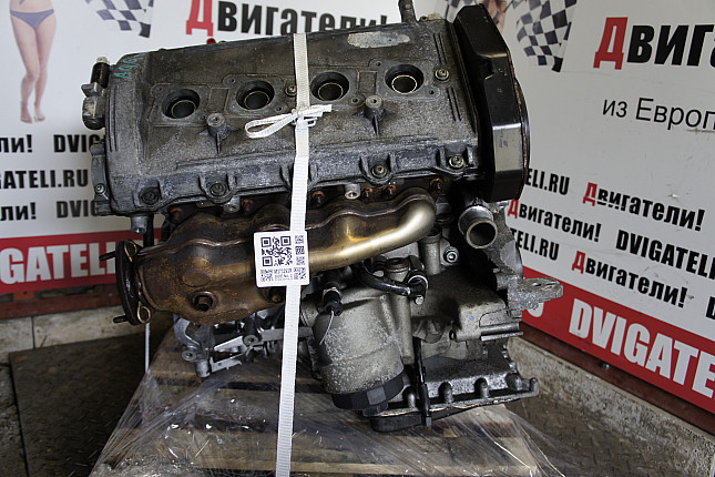 Двигатель вид с боку Audi AQG