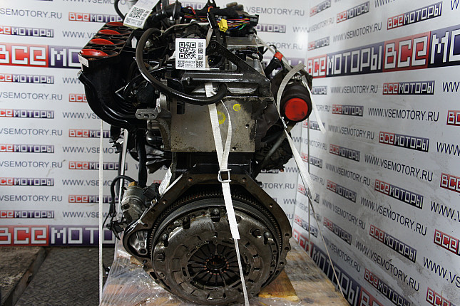 Двигатель вид с боку MERCEDES-BENZ OM 611.987