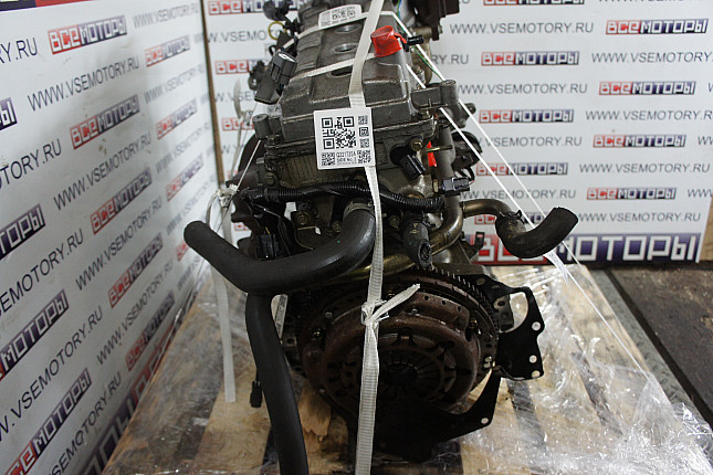 Двигатель вид с боку Nissan CR14DE