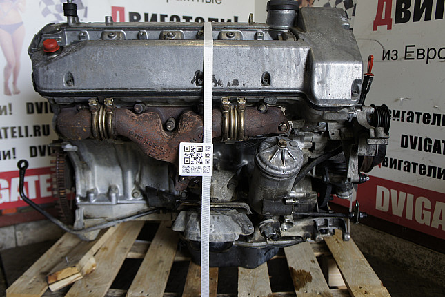 Двигатель вид с боку Mercedes M 119.980
