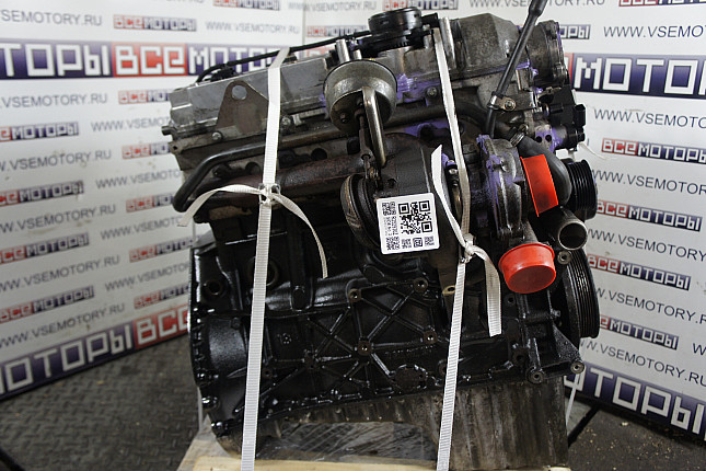 Двигатель вид с боку MERCEDES-BENZ OM 646.982