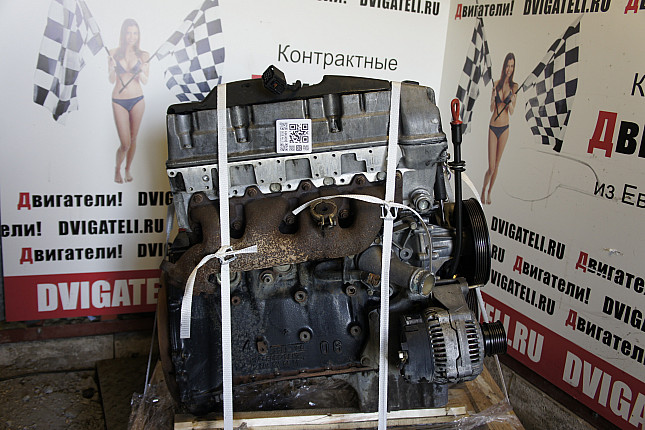 Двигатель вид с боку Mercedes OM 604.910