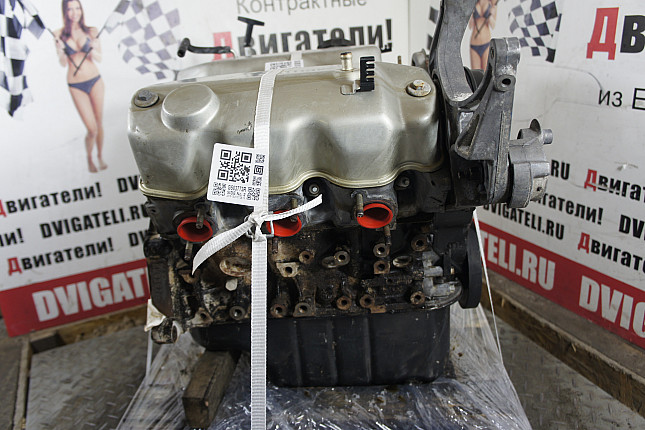 Двигатель вид с боку Chrysler 6G72
