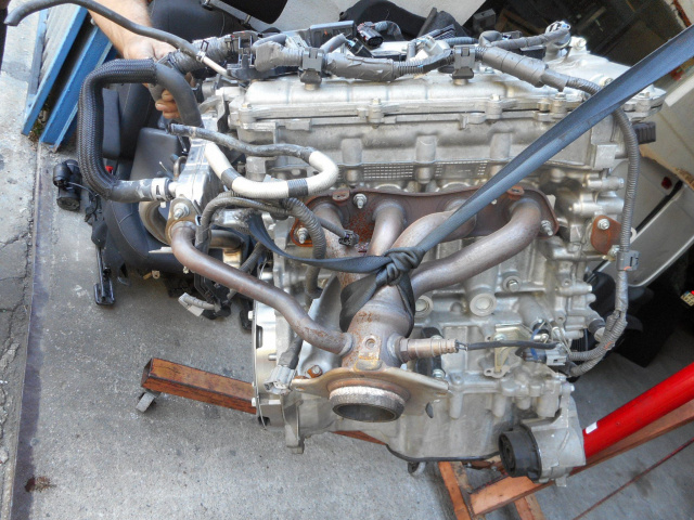 TOYOTA AURIS 2012-15 двигатель в сборе 1.8 HYBRYDA