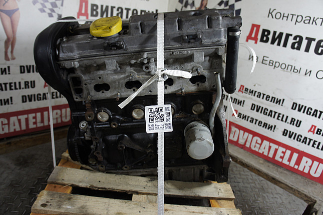 Двигатель вид с боку Opel X 16 XEL