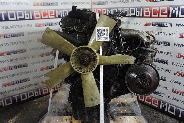Двигатель вид с боку MERCEDES-BENZ M 102.982
