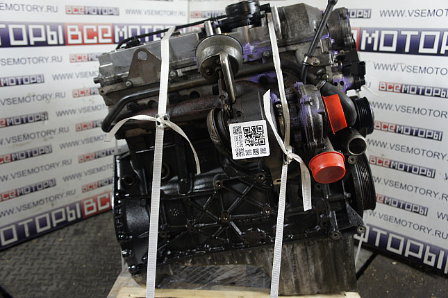 Двигатель вид с боку MERCEDES-BENZ OM 646.982