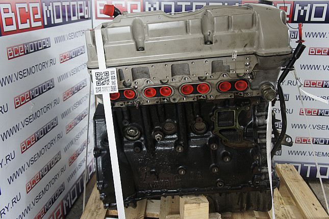 Двигатель вид с боку MERCEDES-BENZ OM 604.912