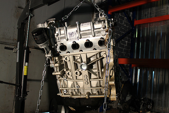 Двигатель вид с боку VW CFNA