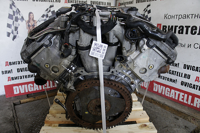 Двигатель вид с боку Mercedes M 119.981